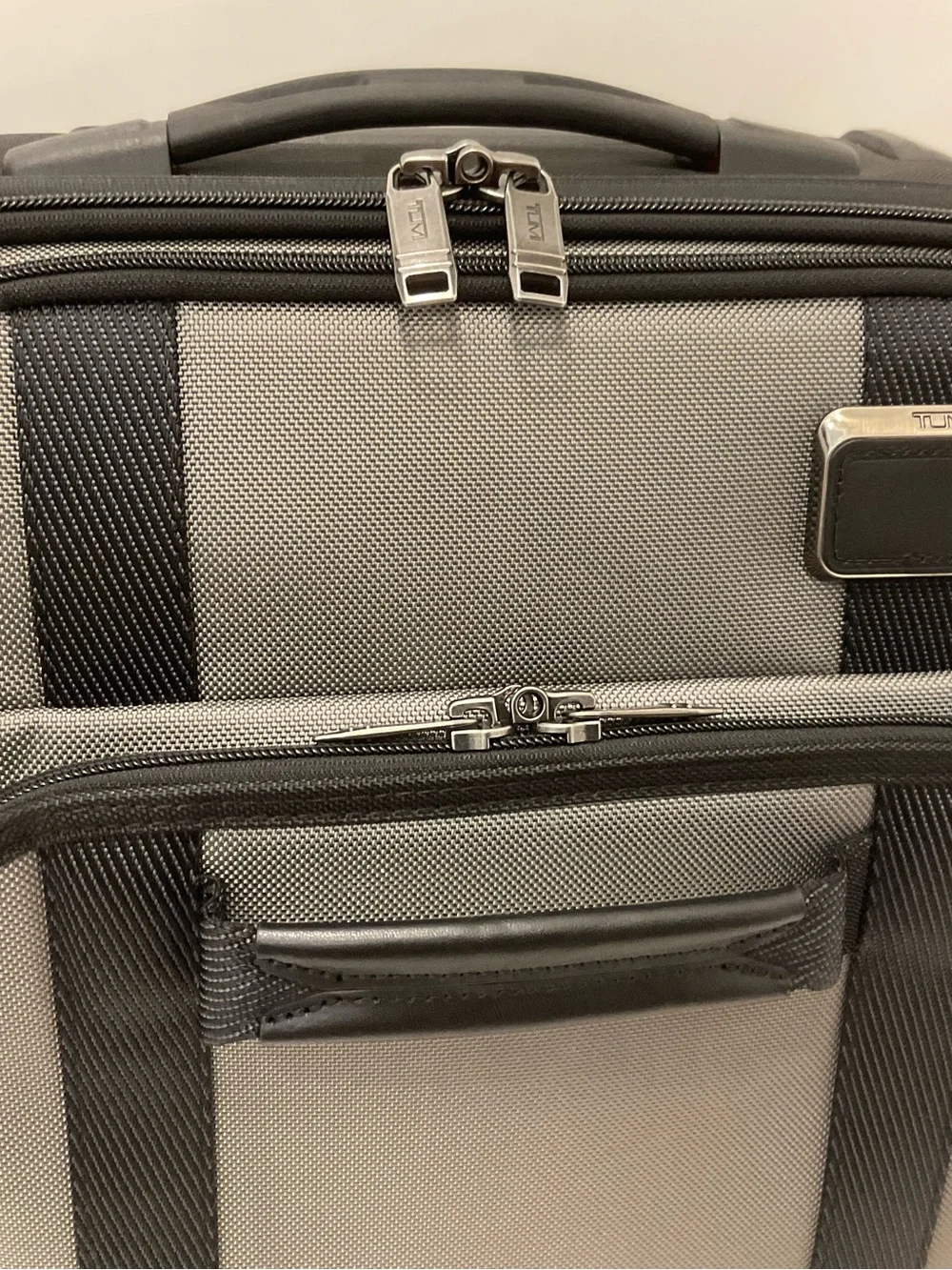 NEW Tumi MERGE 22” INTERNATIONAL FRONT LID Carry-on Suitcase - ALLOY & BLACK
